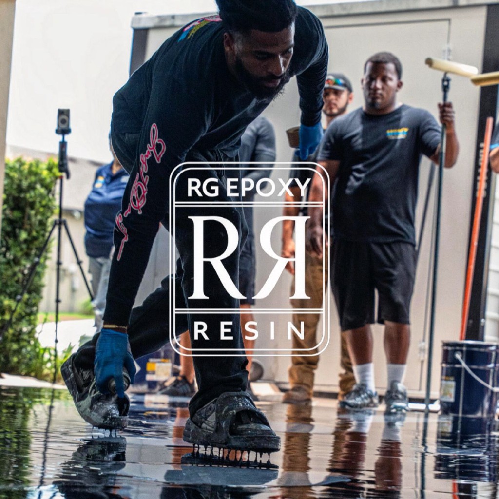 Andrews Gilbert mezclando resina epoxica con taladro industrial - Curso RG Epoxy Resin