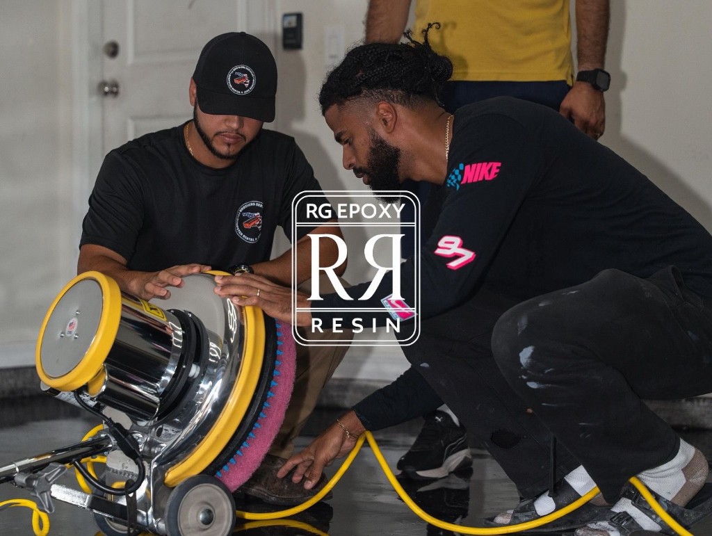 Andrews Gilbert vertiendo resina epoxy en piso de garage - RG Epoxy Resin Florida